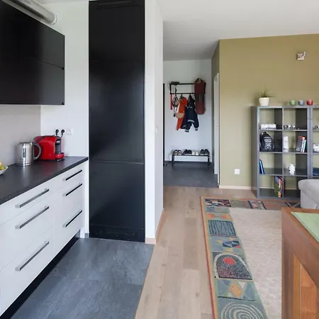 Modern, Spacious Apartment, Great Location!