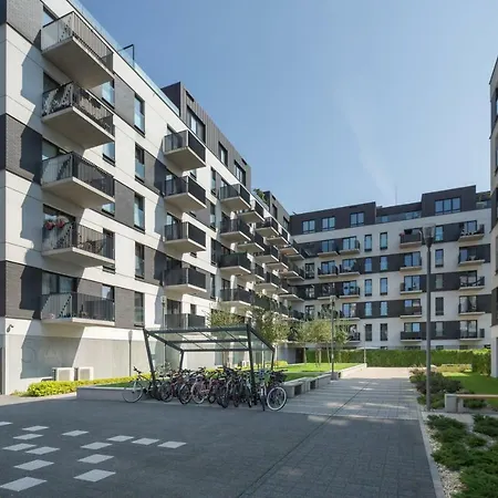Modern, Spacious Apartment, Great Location!